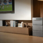 SigenMate 2700 Ultra mit zwei Zusatzakkus im Wohnzimmer neben dem Sideboard