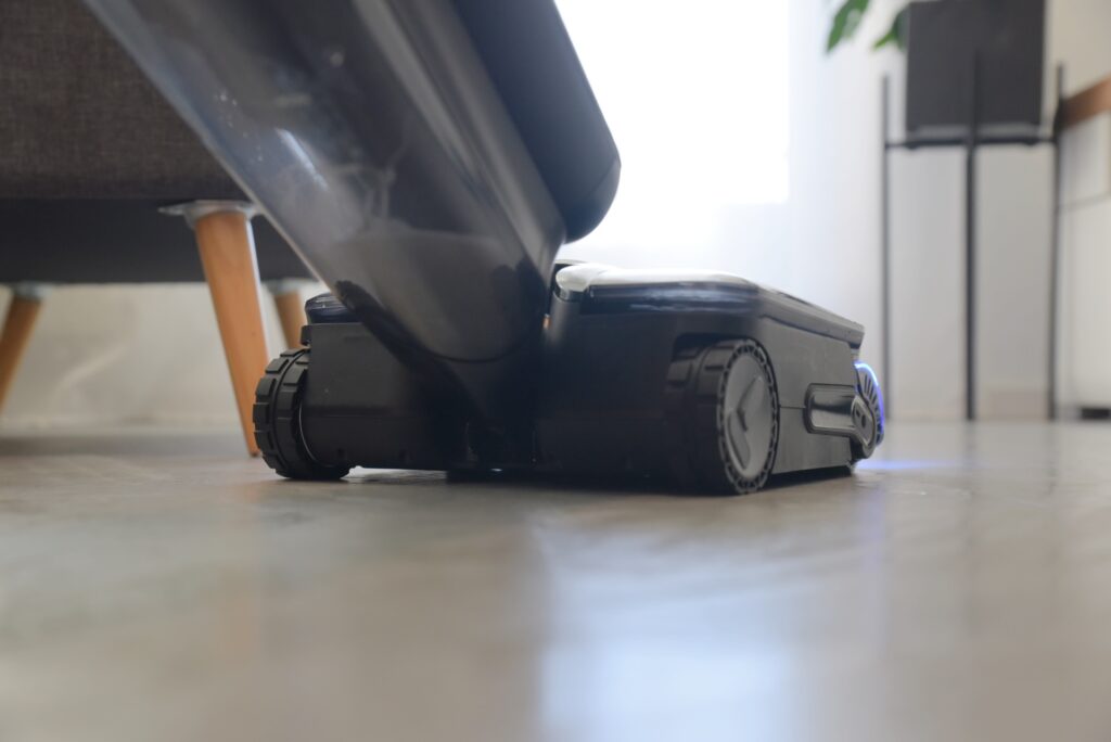 Der S9 Steam Boost hinterlässt einen schnell trocknenden Wasserfilm auf dem Boden. Überschüssiges und schmutziges Wasser landet im Schmutzwassertank.