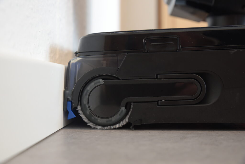 Aufgrund der Abziehlippe erhöht sich der Kantenabstand beim frontalen wischen deutlich. Richtig sauber wird es nur ca. 4 cm davor. Unser Tipp: Wenn möglich parallel zur Kante wischen.