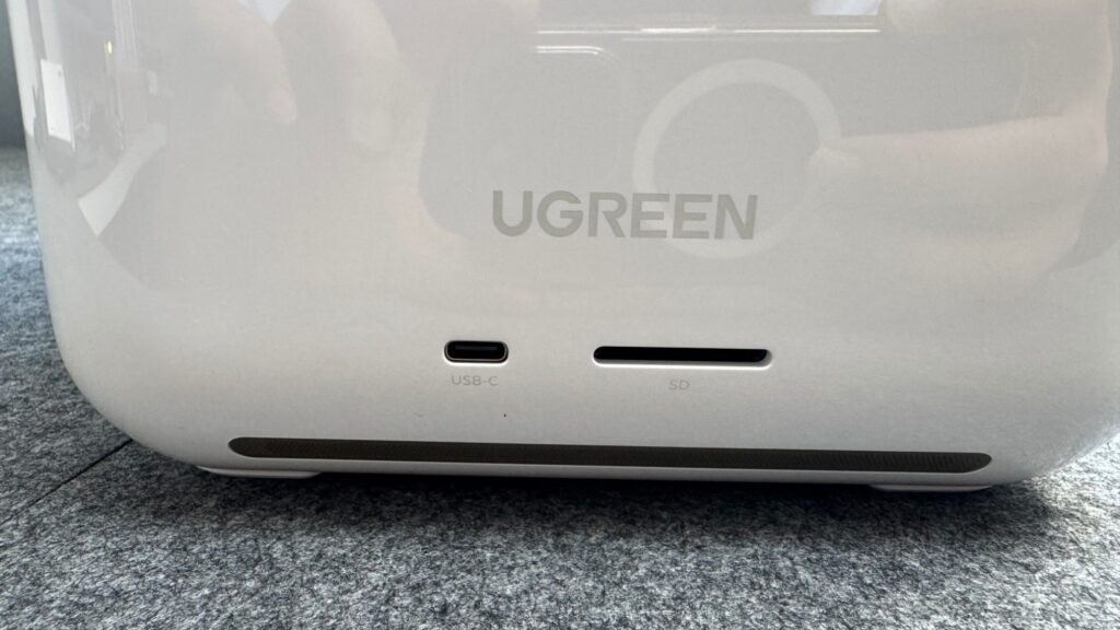 Auf der Vorderseite gibt es einen USB-C-Port und einen SD-Kartenslot.