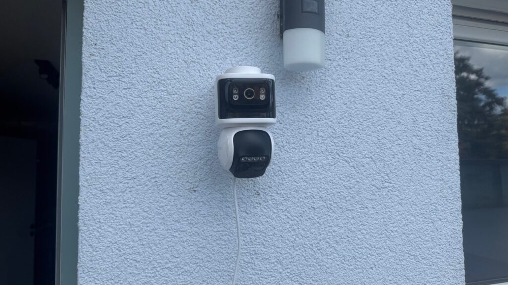 UGREEN SynCare PoE Cam OD600 Pro an der Hauswand montiert.