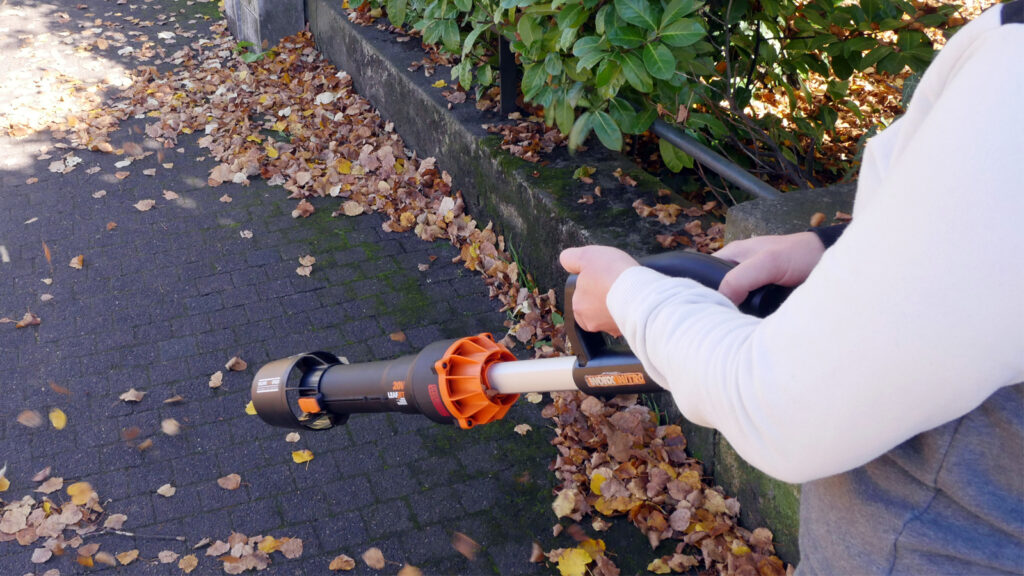 wie-laut-wird-ein-laubblaeser-wirklich Bei der Arbeit mit dem Laubbläser sollte man die Geräuschentwicklung mit berücksichtigen