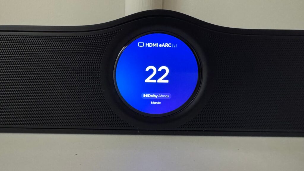 Das Display zeigt Lautstärke, Eingang und Soundmodus.