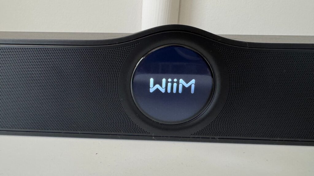 Sobald sie mit Strom versorgt ist, schaltet sich die Soundbar automatisch ein.