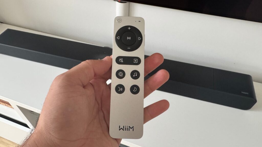 Die Fernbedienung fügt sich nahtlos in das hochwertige Design der Soundbar ein.