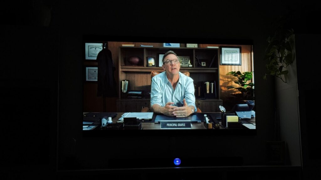 Amazon's neuer Serienhit Carrie in einem dunklen Raum: Im Alltag fällt das leuchtende Display auch hier nicht auf.